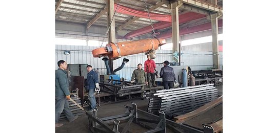      山西皮帶機配件廠家發貨現場：唯和達機械發往霍州的導向滑靴，油缸！